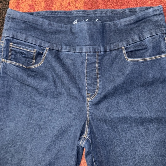 Gloria Vanderbilt‎ Amanda Shorts - Picture 2 of 7